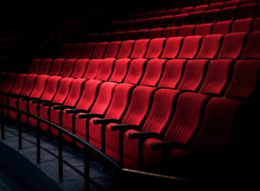filmy 2022 sala kinowa z czerwonymi fotelami