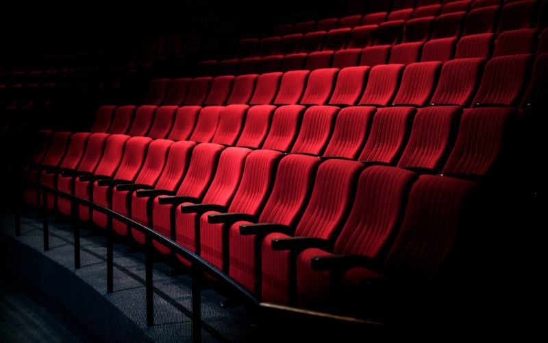 filmy 2022 sala kinowa z czerwonymi fotelami