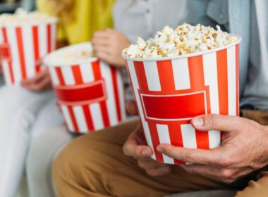 filmy na niedzielę oglądane przez trzy osoby z popcornem