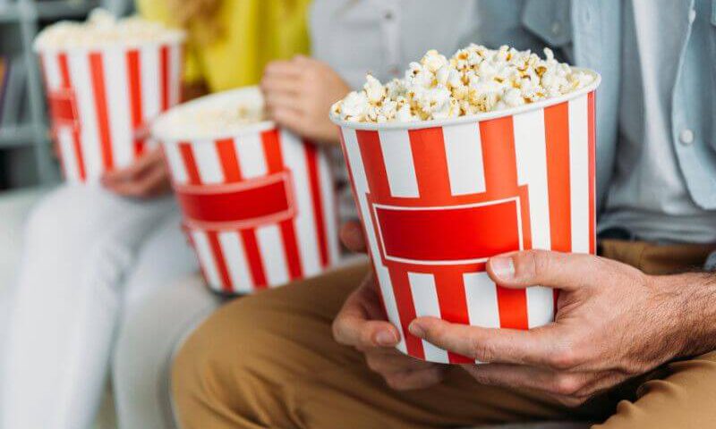 filmy na niedzielę oglądane przez trzy osoby z popcornem