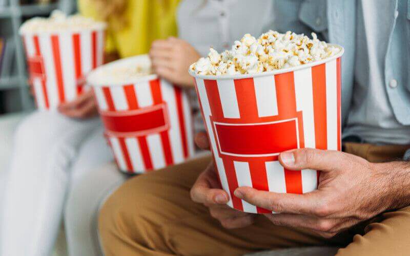 filmy na niedzielę oglądane przez trzy osoby z popcornem